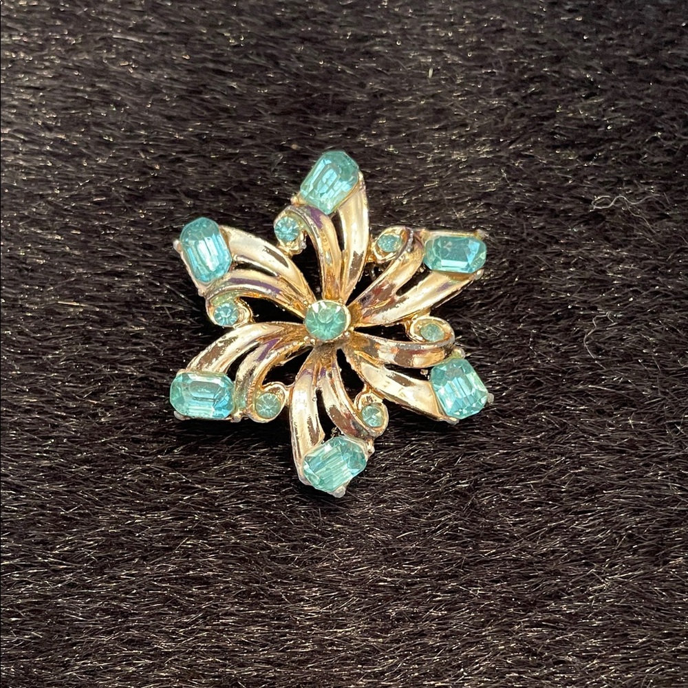 Mid Century gold-tone Ice Blue Rhinestone Pin Brooch